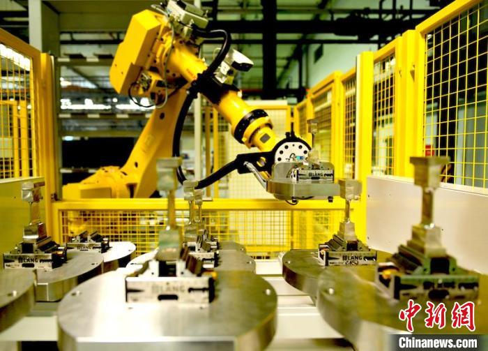 产线机器人放置完工叶片。　刘岗 摄