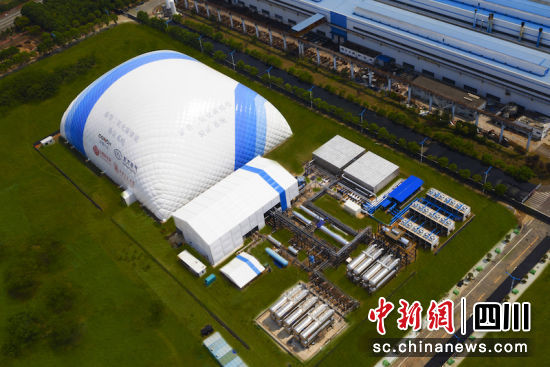 项目像一座蓝白相间的“小山”。尊龙AG官方网站汽轮机 供图